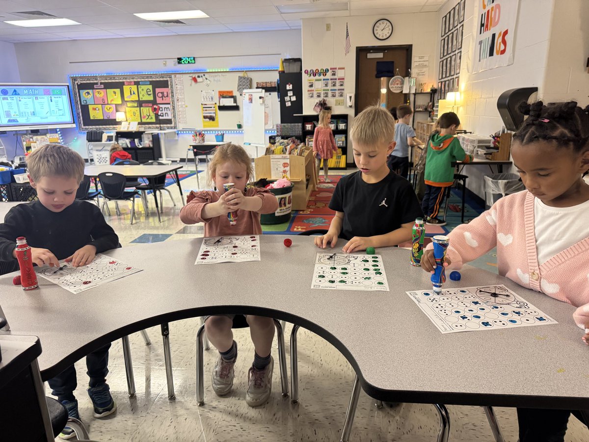 SCEKollack's tweet image. Subitizing and number ID work during math rotations! #SCEsoars