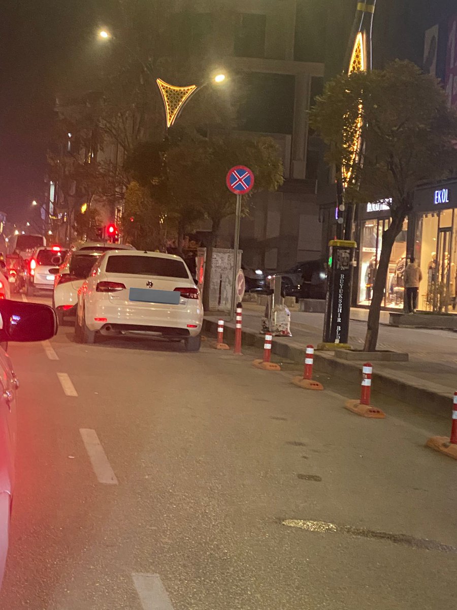 Van’da trafik ışıklarından önce duba koyup yolu iki şerit yapan ekiplere teşekkürler. Ama sürücülerin 'kurallar bana sökmez’ hamlesiyle maç şuan 1-1 berabere.

Duba koyulduysa müdahale edilmeli, müdahale edilmeyecekse dubaları kaldırmak gerekiyor.

<a href="/VanEmniyet/">Van Emniyet Müdürlüğü 🇹🇷</a>