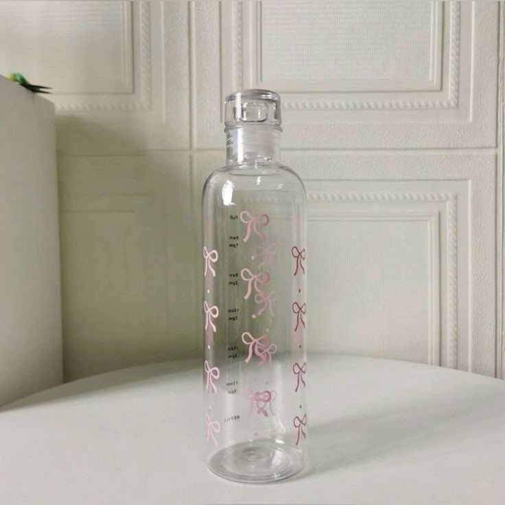 SyberianaWufiny's tweet image. Por quê vc deveria tomar agua somente em garrafas de vidro? Simples, pegue sua garrafa de plastico e deixe 4 dias parada, dps esperimenta a agua dela, o gosto de plastico vai estar la, pq MICROPLASTICOS é oq vc ta ingerindo, eu to tentando evitar ao maximo eles