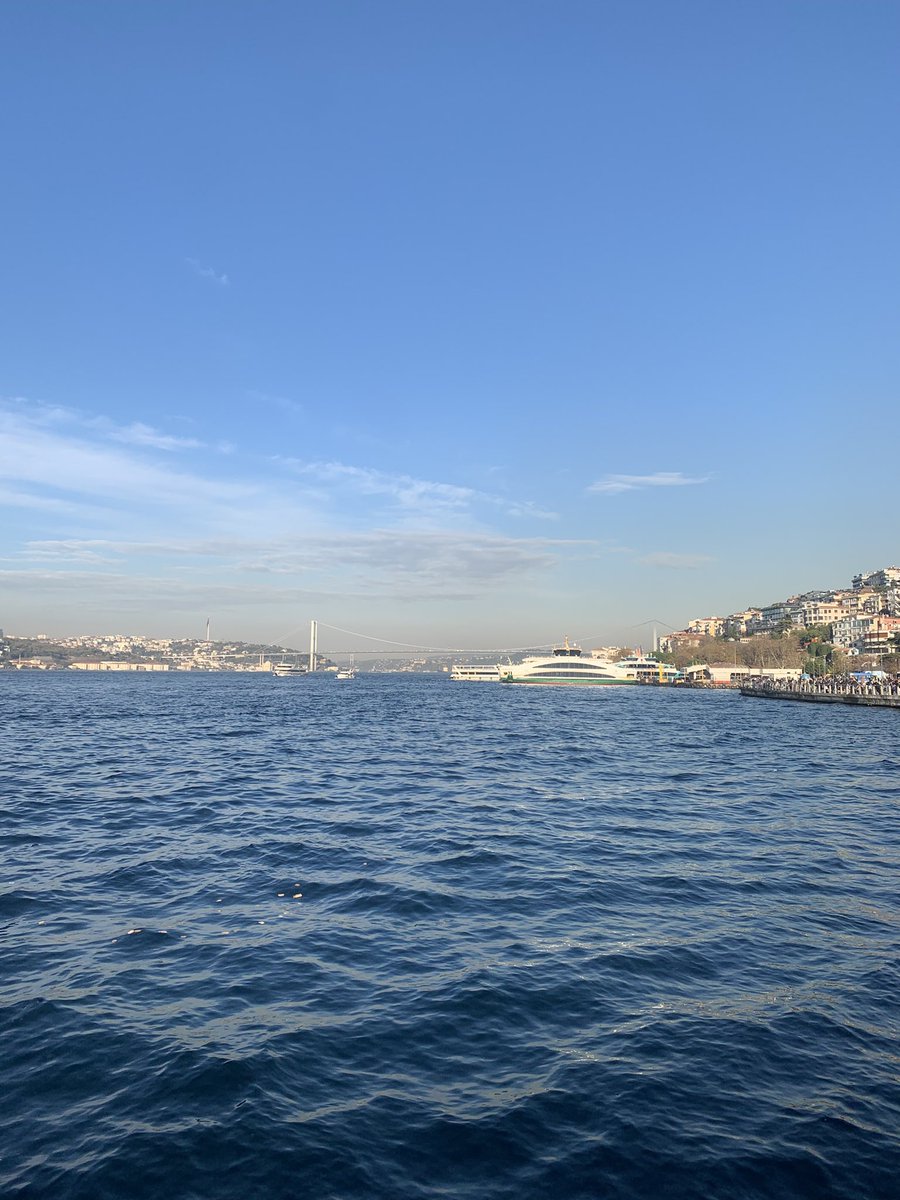 İki yarım küre, sürekli kan pompalayan hayatlar, bir nefesi almak için çabayanların mücadelesi bu kalabalık şehir telaşlı yorucu her baktığında bambaşka