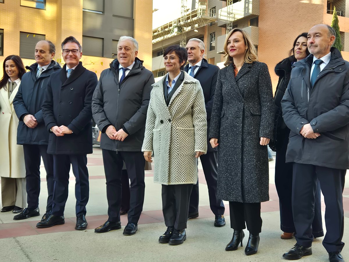 📰<a href="/isabelrguez/">Isabel Rodríguez García</a> pide al Gobierno de Aragón que aplique la Ley de Vivienda para acabar con la "angustia" de las familias inquilinas

Así se ha expresado la ministra de Vivienda en su visita a una promoción de 112 viviendas asequibles en Zaragoza junto a la ministra <a href="/Pilar_Alegria/">Pilar Alegría</a>.
