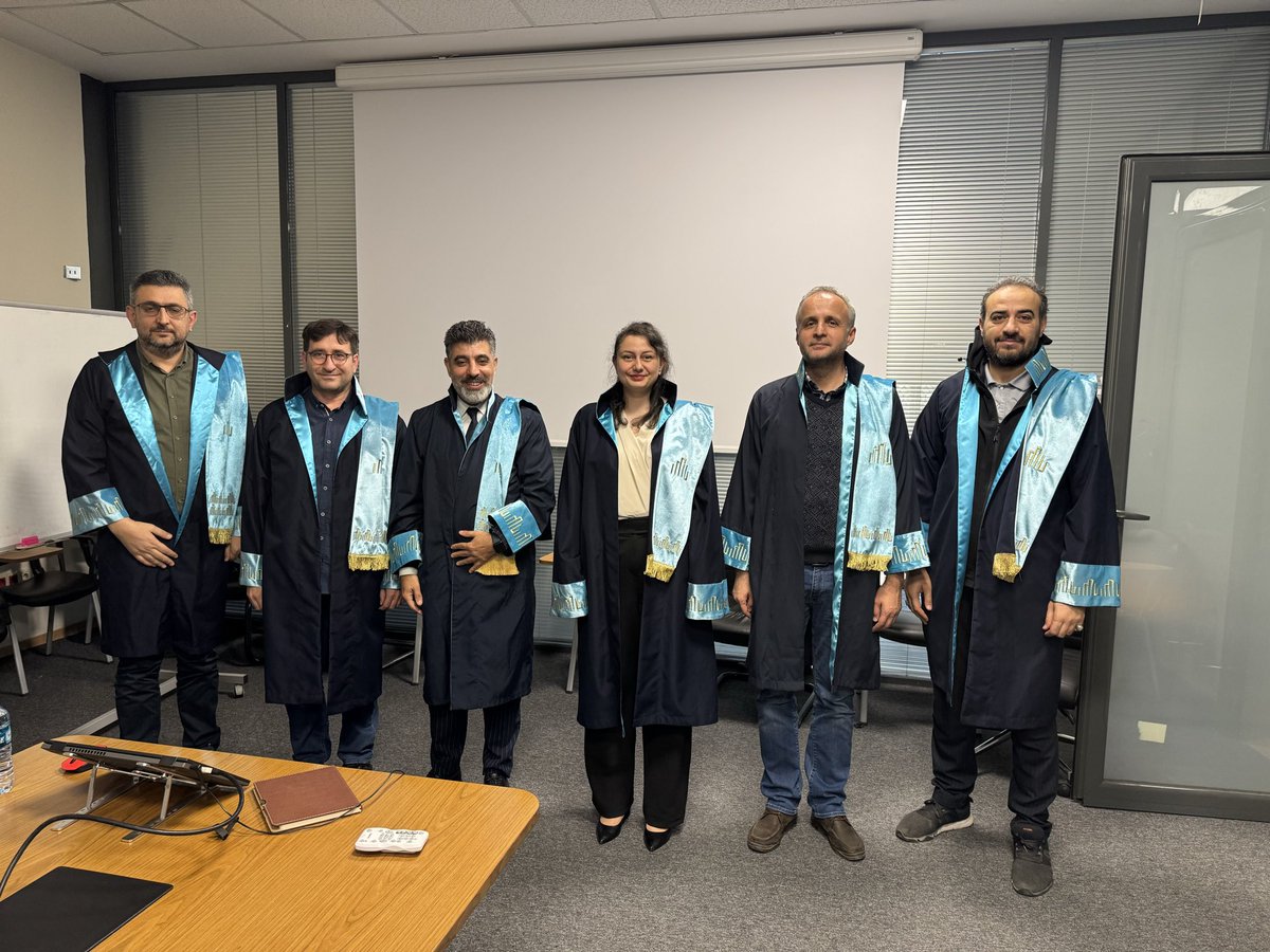 Medeniyet Sosyoloji doktora adayı Elif Ceyhan, Prof. Dr. Lütfi Sunar danışmanlığında hazırladığı “Türkiye'de Sosyoekonomik Hanehalkı Tipolojileri” başlıklı tezini başarıyla savunarak doktor ünvanını aldı.

Dr. Elif Ceyhan’ı ve danışmanı Prof. Dr. Lütf Sunar’i tebrik ederiz.