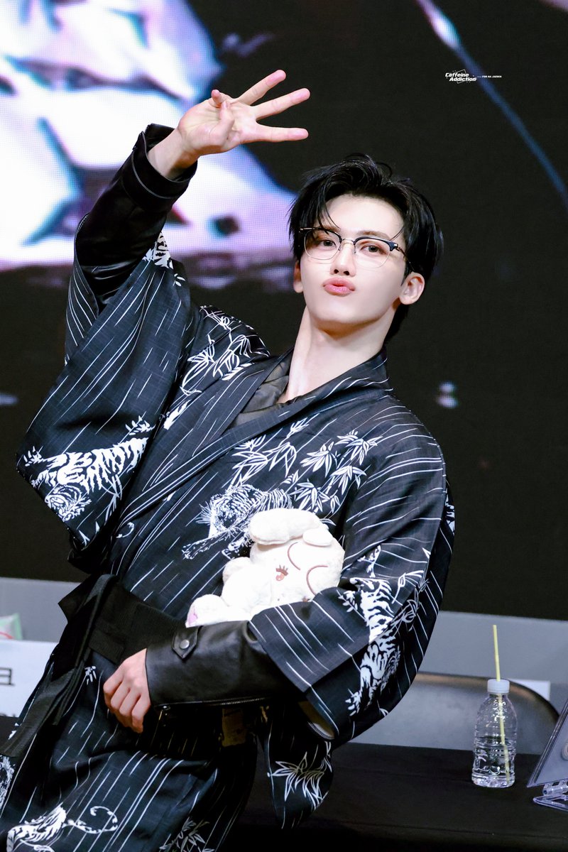 jungshasa's tweet image. cutie and handsome at the same time 🖤