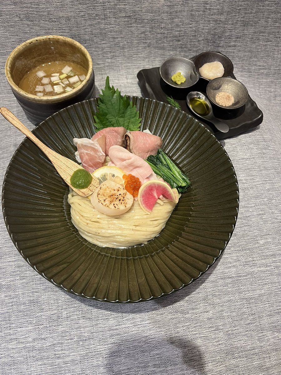 hotatebiyori's tweet image. いつもご来店ありがとうございます😊

📢🎉🎊お知らせ&amp;amp;拡散希望🎊🎉📢

12/8(月)〜12/13（土）まで
#新宿地下ラーメン 
に出店します👏👏👏👏

イベントが続いてスミマセン🙇
（この後、長文失礼します）

当店はまもなく3周年を迎えます！
3周年の特別メニューを提供する予定です。…