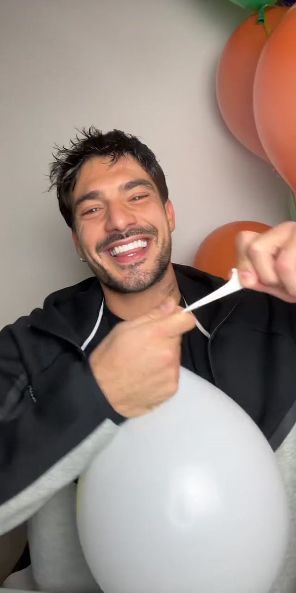 vanessamarotto1's tweet photo. Lorenzo in diretta instagram ora😄💚 #shailenzo https://t.co/ZRHALYSRku