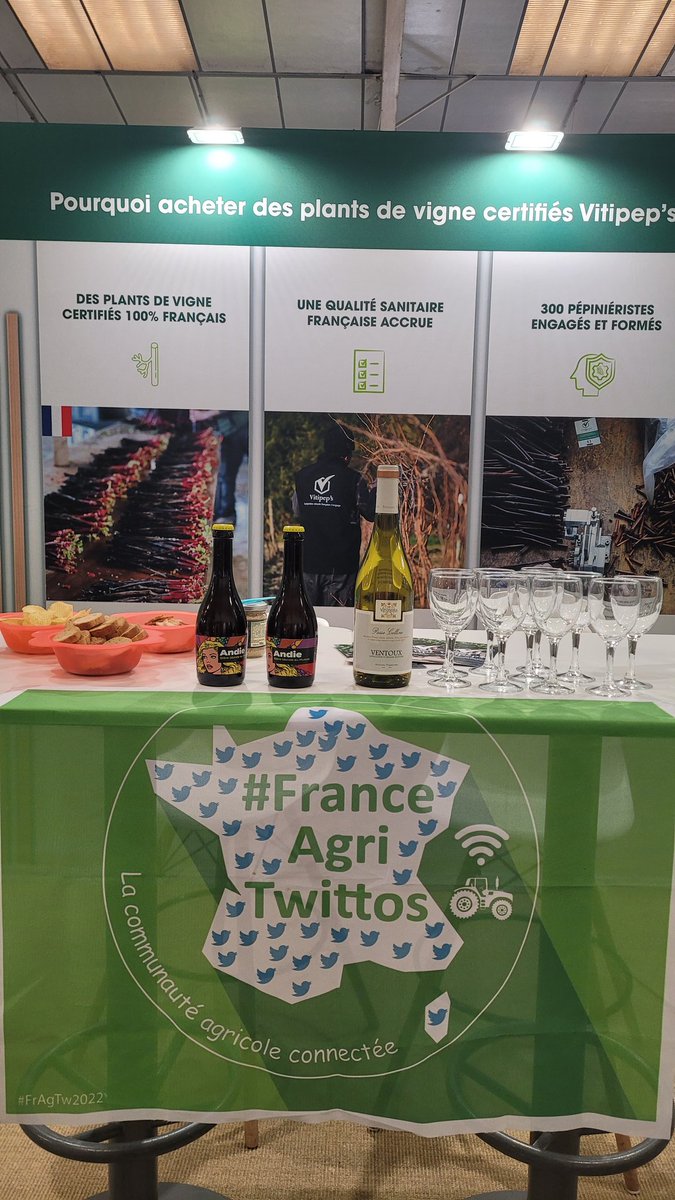 #sitevi2025
Retour en images sur non pas 1 mais, 2  #tweetapéros au <a href="/sitevi/">SITEVI</a> cette année 😁🥂
Quel plaisir de retrouver IRL les #FrAgTw ! 
Les sourires et la bonne humeur étaient au rendez vous et ça remonte le moral ! 
#viticulture #convivialite