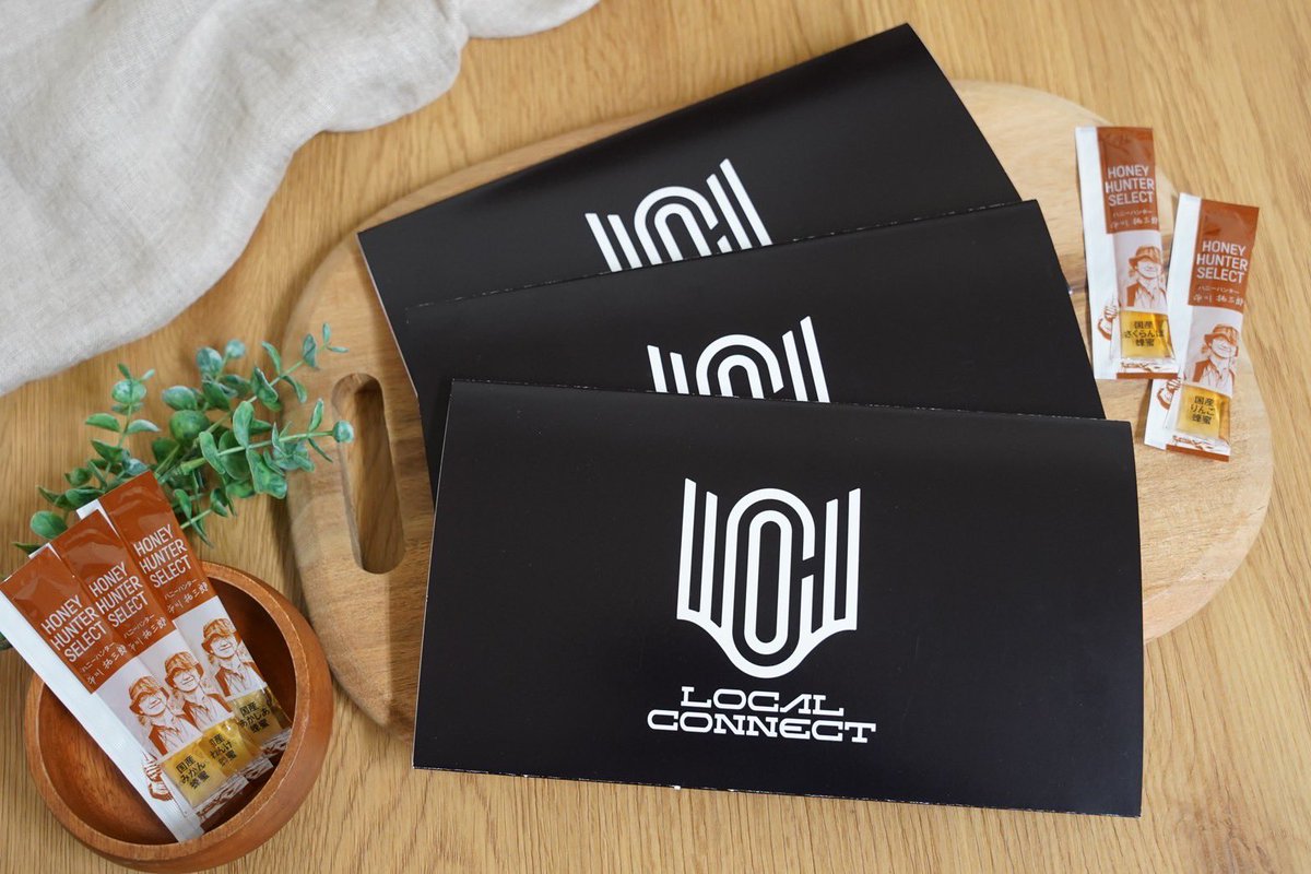 LOCAL_CONNECT's tweet image. ついに‼️
蜂蜜専門店ミールミィさんとコラボ決定‼️

明日、長岡京記念文化会館でのホールワンマン「SPARKLE 」限定で、メンバーセレクトの蜂蜜スティックセットを販売‼️✨

全5種、ランダムで中身が各メンバー仕様になっており、おすすめの蜂蜜が入ってます🍯

1セット¥2000

明日限定なのでぜひ‼️