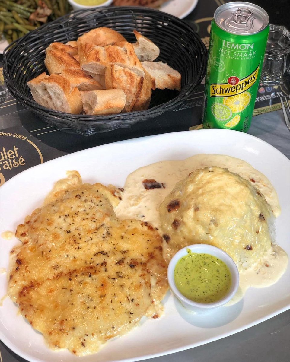 rian98265232's tweet photo. Les gars est ce que je suis le seul à ne plus allez chez poulet braisé parce qu’ils ont modifié l’escalope saltimbocca et enlever ce riz.. 😭😭😭 @pbpouletbraise commencez à remettre ce classique svp. 🙏🏾 la sauce verte acidifié je préférais l’ancienne aussi.. ça fait beaucoup.. https://t.co/ySBLjpdT7O