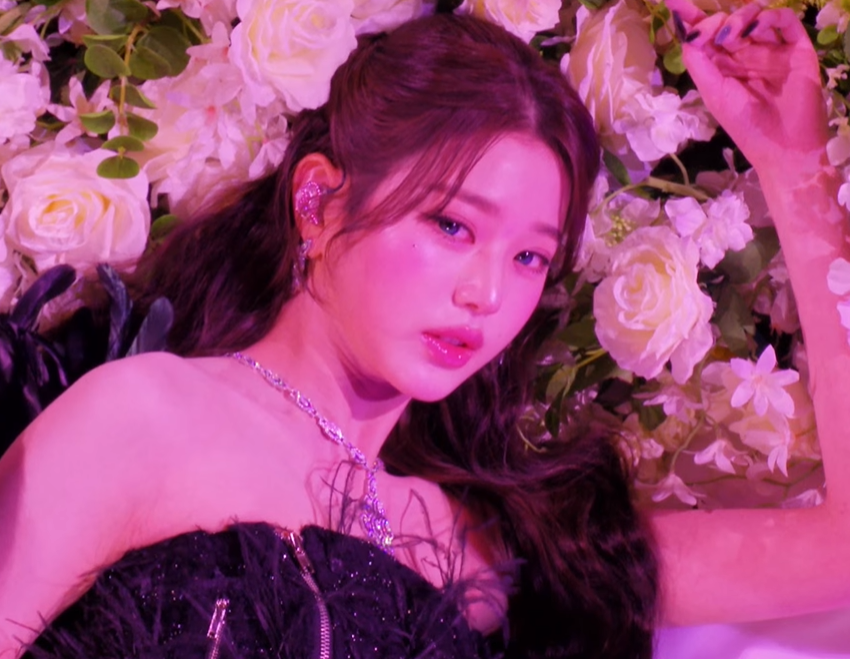 AboutMusicYT's tweet image. Wonyoung is a sleeping beauty at the 2025 MAMA Awards stage.