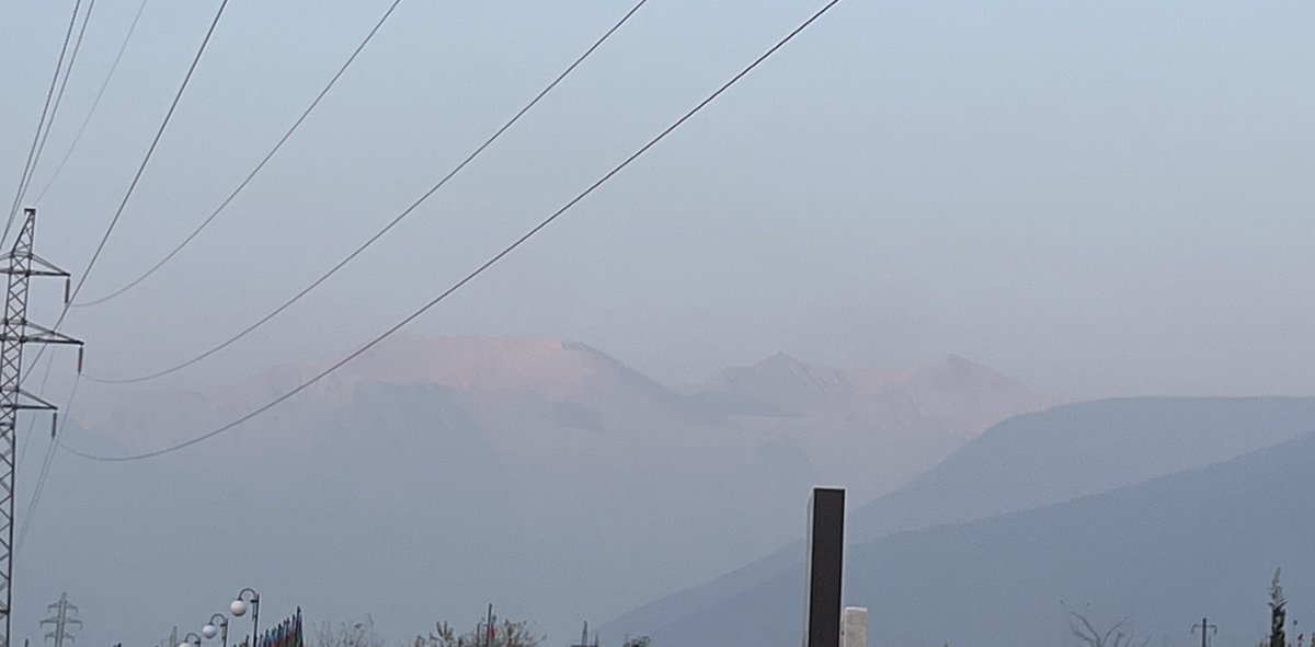 Qlobal istiləşmə və quraqlıq göz önündə. Şəkidən görsənən ~4000 m yüksəkliyi olan bu dağlarda mən uşaq olanda ilboyu qar olardı. Son illər yay iyul və avqust ayında olmurdu. İndi isə noyabrdı və bir qram qar yoxdu.