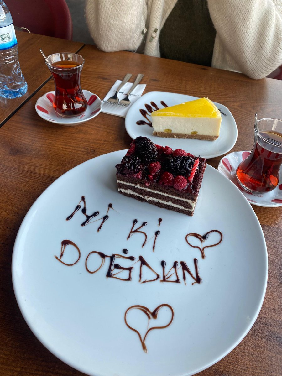 Kürt olduğu için dağ meyveli pasta yiyor nxndnsnsns <a href="/aysebz7/">Ayşeee🌿</a>