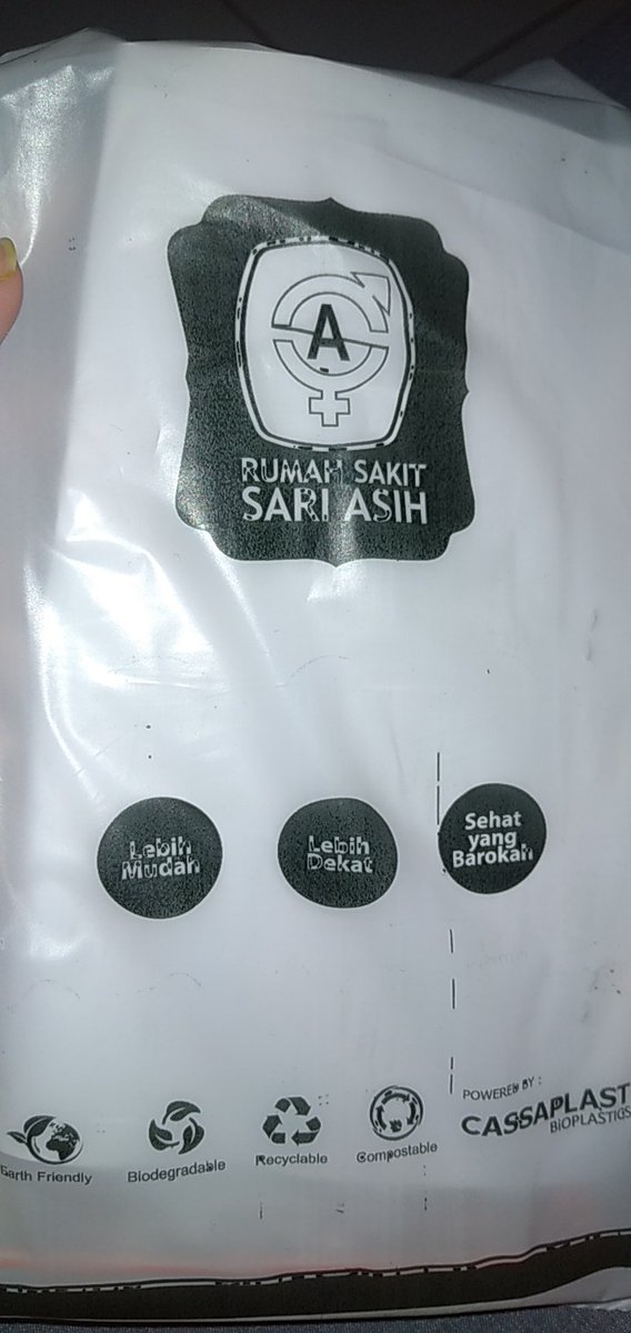 dwintata's tweet photo. Udah lama ga sakit yg emg harus sampe berobat 😅
Akhirnya ke RS, tp pembayaran pribadi soalnya asuransi dari suami bisanya reimburse. Tp ga ngeh, data dari RSnya masih pake jaman baheula yg penanggung jawabnya nama bokap. Shock lah takut bgt kan ga bisa reimburse. https://t.co/pj30KWoYvM