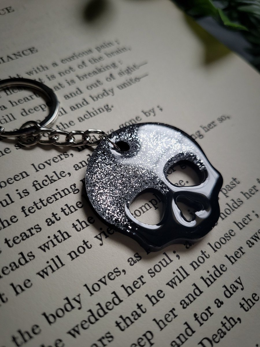 New skull keychains got added to the store today! Gold or silver, which one is your favorite? 💛🩶
Please follow the 🔗 in my bio for more details!
