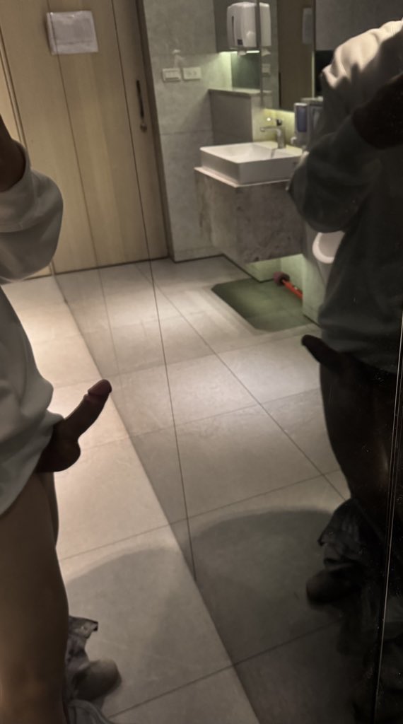 yy023060's tweet photo. 昨天去吃飯的餐廳廁所 牆壁全部是玻璃又超大一間 感覺在裡面打炮一定超級色的🥵🥵#學生 #台中 #轉發 #流量 https://t.co/T7dP4BFKXp