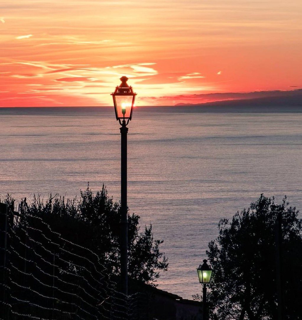 Alberto63Al's tweet image. #LeDisavventureDellaVerità 

Io vado avanti quanto è lungo il sempre…

#DylanThomas 
#SalaLettura