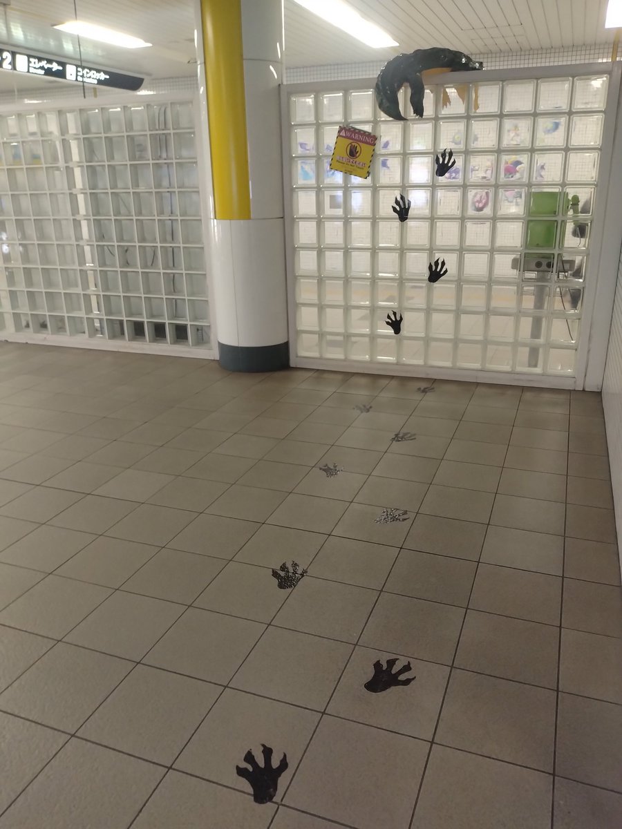 地下鉄のエスカレーター上がったら　改札外通路との間の仕切りをワニがまたごうとしてて　ぎょっ　オブジェか？落し物か？と思ったら　ワニのマネすんなよ　だった