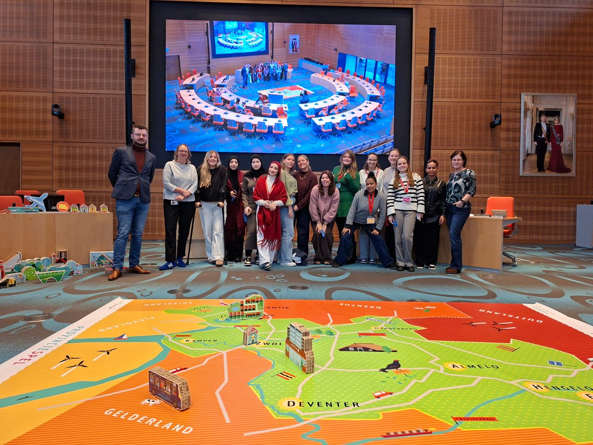 Vanochtend in het provinciehuis in Zwolle weer een enthousiaste klas mogen verwelkomen voor een Provinciespel. Deze keer vanuit Landstede MBO uit Zwolle. Door middel van dit spel proberen we als provincie Overijssel jongeren kennis te laten maken met politiek en democratie.