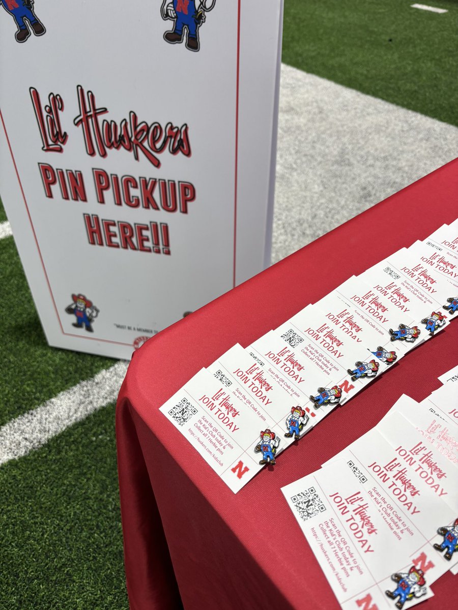 Don’t miss out on your last chance to grab a football pin!! 📌🎈