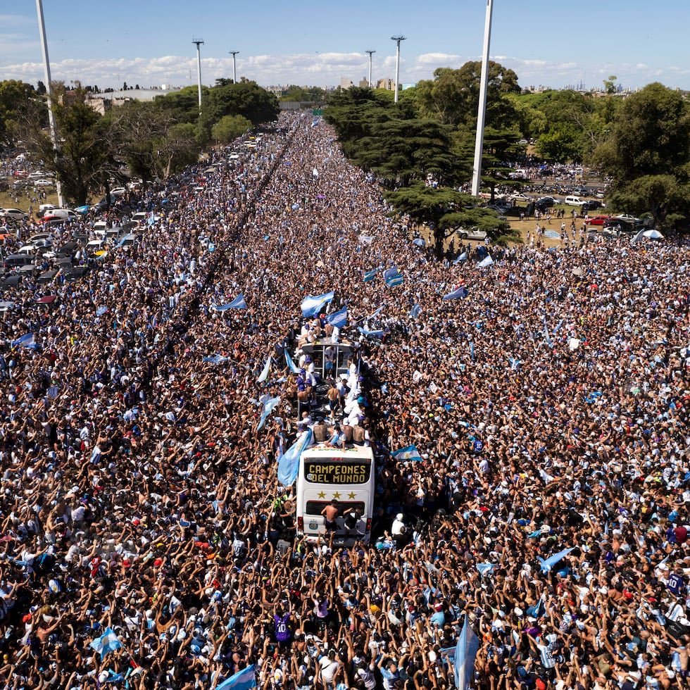 De decirle sorete a Messi no se vuelve. 

El problema de la familia Veron es la envidia, y no pueden ocultar lo que verdaderamente son.

“El que no salta es un Inglés”