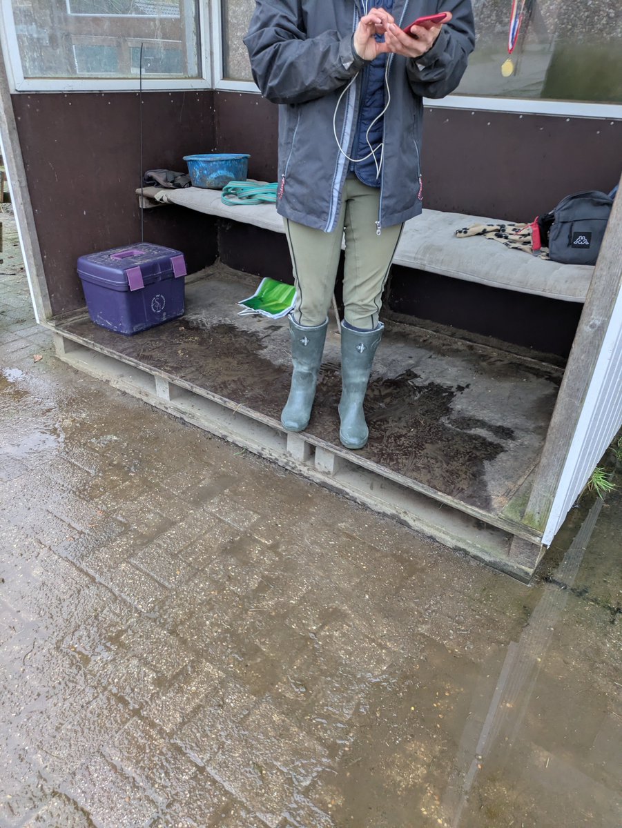 Stiefelherrin77's tweet photo. Dann wollen wir Mal spazieren gehen.
Und du sendest und hörst auf gratis zu gaffen.
#Reitherrin #Herrin #femdom #findom #wellies #Gummistiefel 
#zahlsklave https://t.co/g7aEBzGcqk
