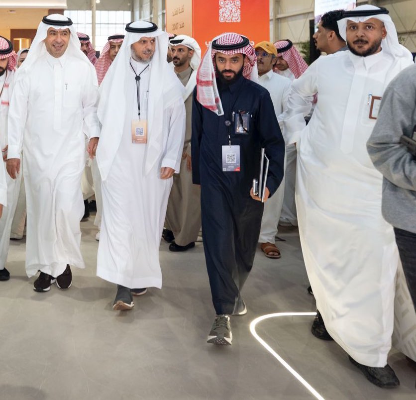 m1bin's tweet photo. صورة جمعتني مع معالي وزير الشؤون البلدية والقروية والإسكان الأستاذ ماجد بن عبدالله الحقيل، تحمل تقديراً لجهوده في تطوير قطاع الإسكان ودعمه الدائم للمشاريع النوعية.
لحظة قصيرة… لكنها تعكس رؤية واضحة وطموحاً يحرّك مستقبل المدن السعودية الحديثة https://t.co/3WF5JzmzLm