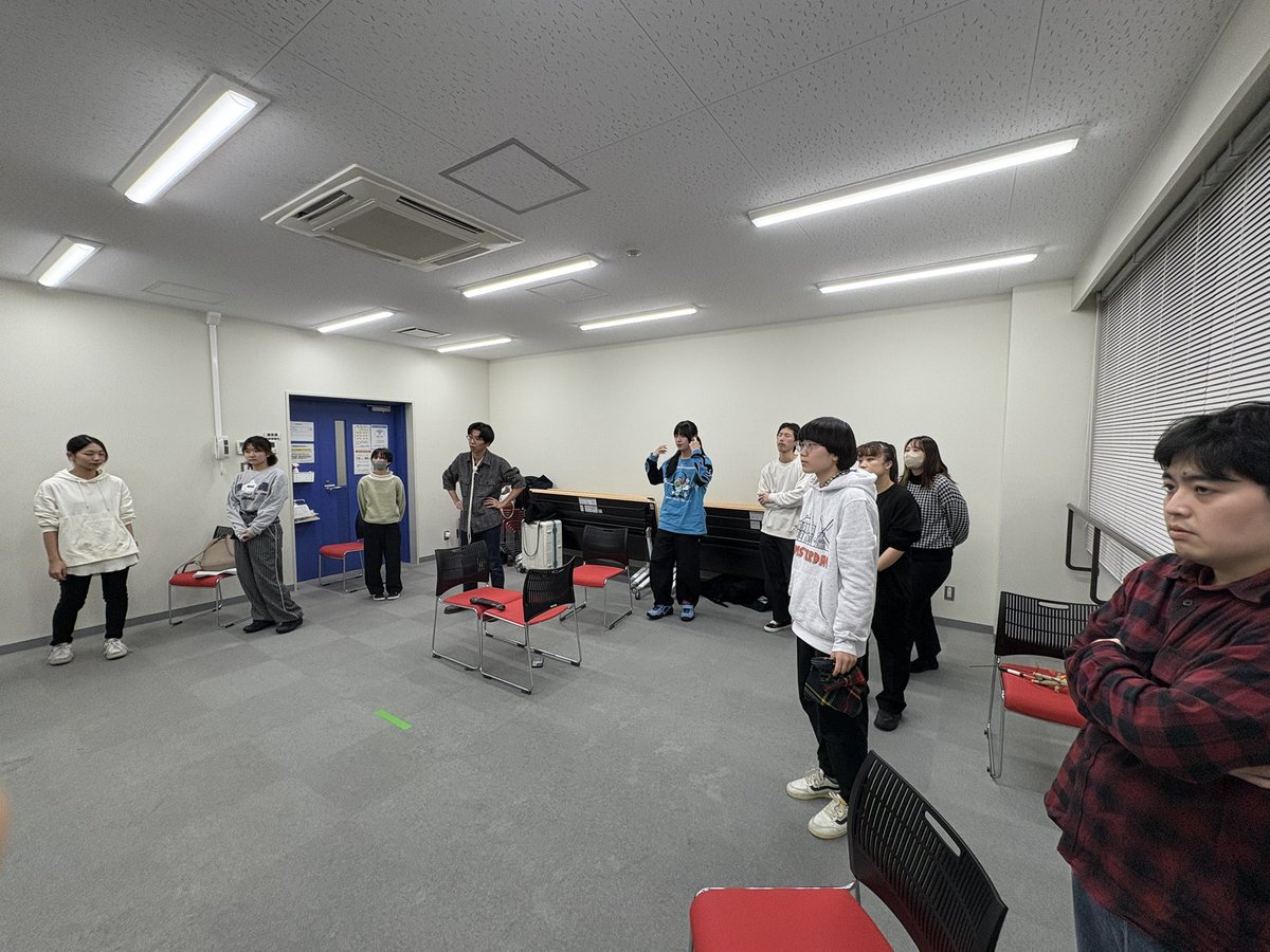 you_say_ran55's tweet image. #優生卵オサム 
稽古でした！
CUBE01の最後列にまで届くように
みんな頑張ってます！
S席は満席になってる回があったりしますが、全体的にまだまだお席ございます！
企画の紹介用に作ったもの総動員です！
みんなで輪になってる写真を添えて🤳

🎫🎫🎫
ticket.corich.jp/stage/admin/lo…