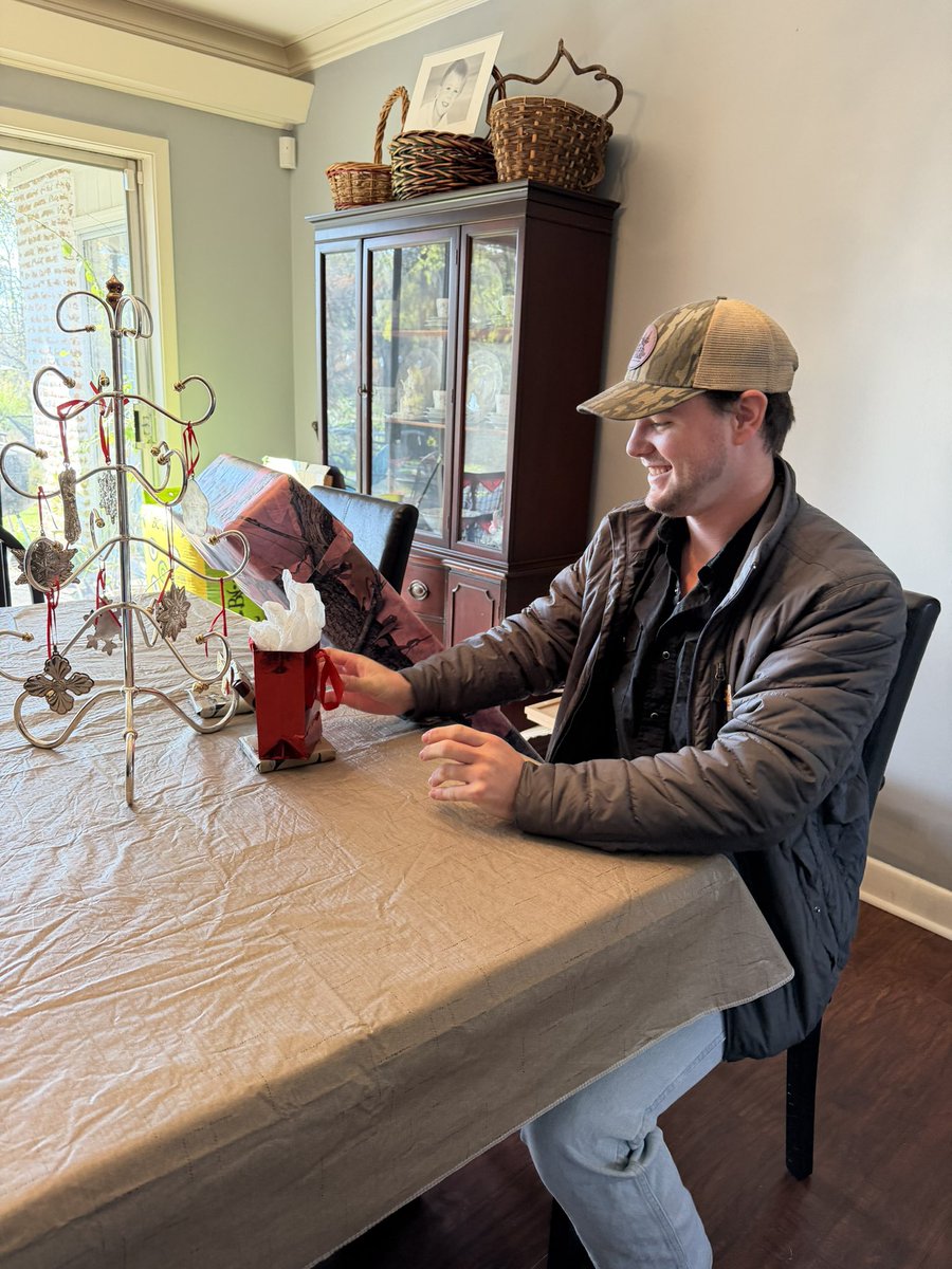 Laura Selby tweet media