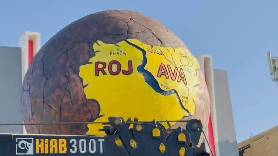 suriye234's tweet image. 📍Qamişlo’da eski adıyla Basel Kavşağı olarak bilinen yere Rojava heykeli yerleştirildi…
#RojAva