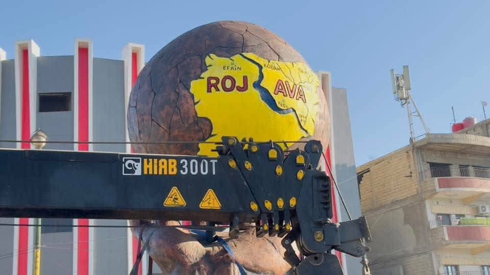 suriye234's tweet image. 📍Qamişlo’da eski adıyla Basel Kavşağı olarak bilinen yere Rojava heykeli yerleştirildi…
#RojAva