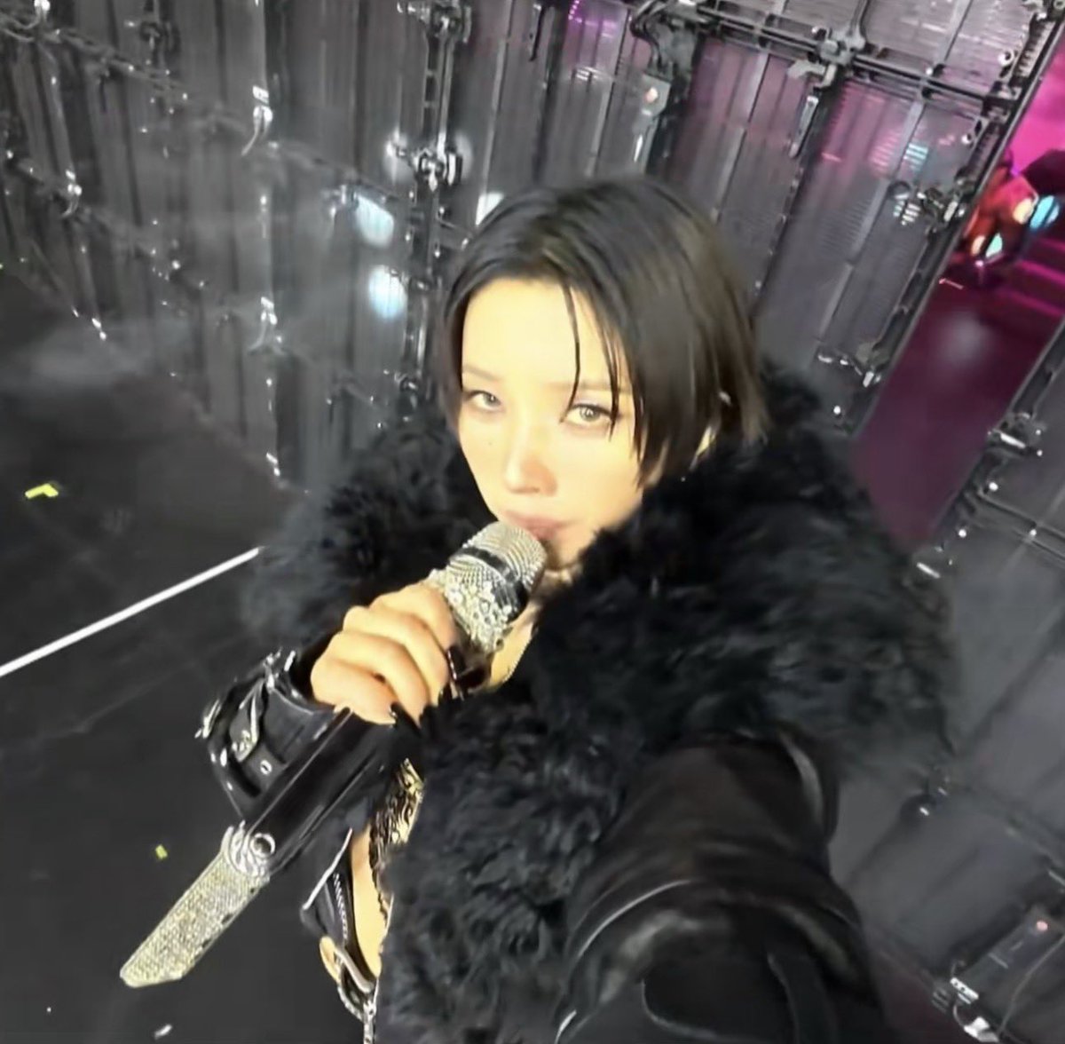 irinoyeon's tweet image. 2022 : we reject specially made awards
2023 : we’ll show that ladies rule the world. not you stupid man
2024 : in 2021 you said this,
what can you do without soojin?
2025 : if you're an artist, then act like an artist.

jeon soyeon, the queen you are