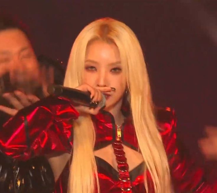 irinoyeon's tweet image. 2022 : we reject specially made awards
2023 : we’ll show that ladies rule the world. not you stupid man
2024 : in 2021 you said this,
what can you do without soojin?
2025 : if you're an artist, then act like an artist.

jeon soyeon, the queen you are