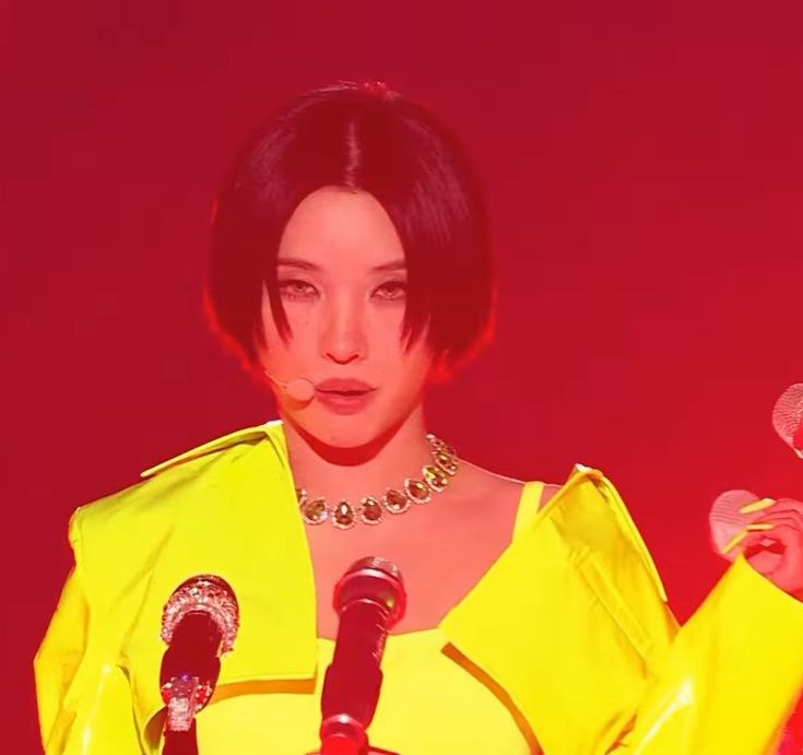 irinoyeon's tweet image. 2022 : we reject specially made awards
2023 : we’ll show that ladies rule the world. not you stupid man
2024 : in 2021 you said this,
what can you do without soojin?
2025 : if you're an artist, then act like an artist.

jeon soyeon, the queen you are