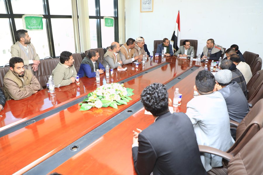 AbdaljparAhmed's tweet image. في اجتماعنا مع قطاع الملابس سألت أحد المصنعين للملابس  
كم لديك عمال  فأجاب : 600عامل
ثم سألت أحد أحد كبار المستوردين نفس السؤال فأجاب :14 عامل  

ذهل الجميع وصمتوا لبرهة ثم عقبت بالقول : أرأيتم لماذا تهتم الدولة بالتصنيع؟ أرأيتم الفارق بين التصنيع والاستيراد ؟