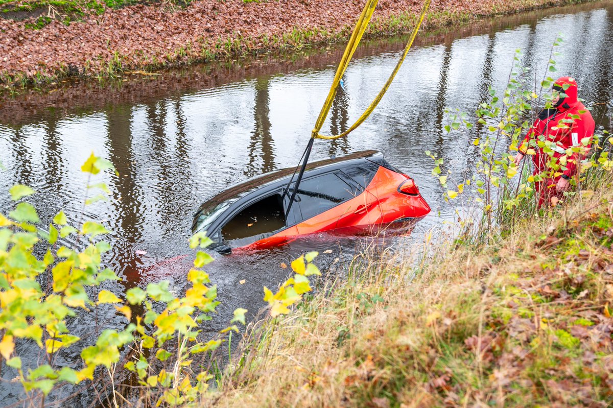 Auto rolt van oprit en belandt in vaart bij Bakkeveen