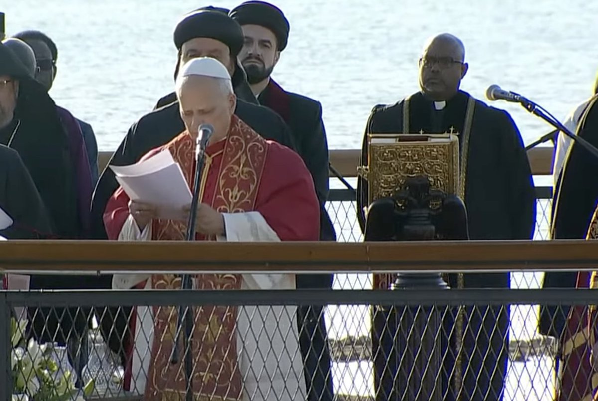 Papa: "I cristiani rischiano di ridurre Gesù Cristo a una sorta di leader carismatico o di superuomo, un travisamento che alla fine porta alla tristezza e alla confusione. Negando la divinità di Cristo, Ario lo ridusse a un semplice intermediario tra Dio e gli esseri umani,