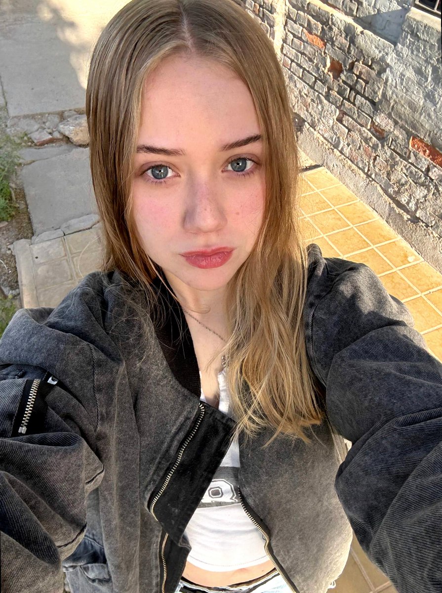 Way7_smtbU's tweet photo. i flirt like a golden retriever with wifi issues and it’s chaotic 🥲 https://t.co/4EwrwO5SUp