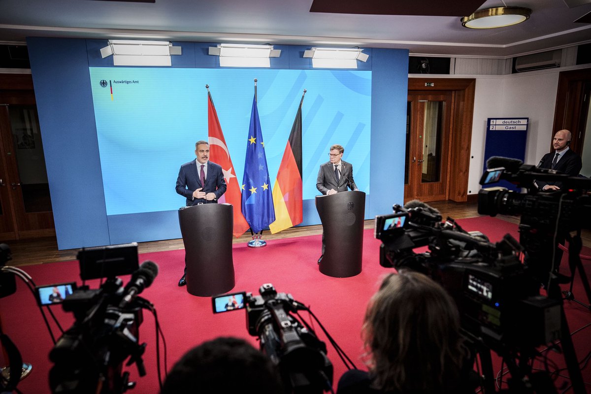 🇩🇪-🇹🇷 relations hold a unique significance. Few countries share such close societal ties with us as #Türkiye. As NATO allies, we face new geopolitical realities and share common interests. - <a href="/AussenMinDE/">Johann Wadephul</a> with his 🇹🇷 counterpart <a href="/HakanFidan/">Hakan Fidan</a> in Berlin today 1/4