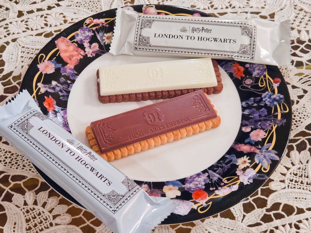 emagicallife's tweet photo. WITOR'S × Harry Potter 🧙♀️
今COSTCOで売ってる1mスナック🍫
やっと買いにいけた~💕
ホグワーツ特急モチーフの
•ミルクチョコ×ビスケット(水色)12枚
•ホワイトチョコ×ココアビスケット(白)12枚
が入ってるんだけど、単純なのでこーゆうのめちゃウキウキしちゃう😂💓
#HarryPotter #Witors https://t.co/aOxX5YNoTi