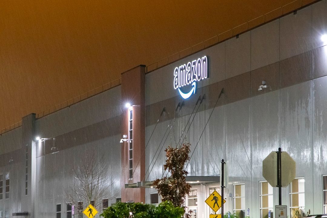 UniforTheUnion's tweet image. Forming a union is one of the best ways to #MakeAmazonPay. This week Unifor member organisers are out signing cards at facilities across B.C.&apos;s Lower Mainland.