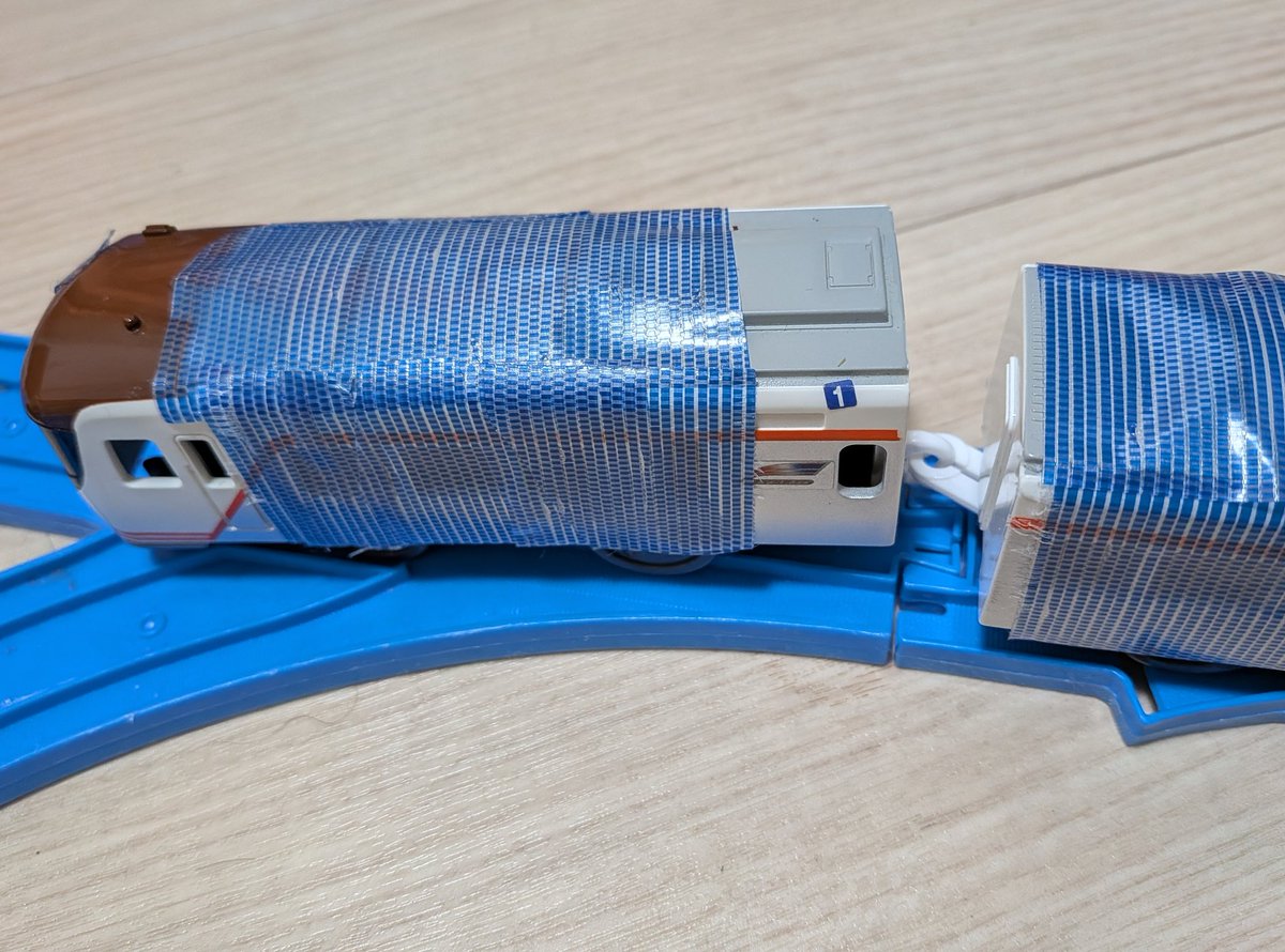 kokurasaya's tweet image. 家に帰ってきたら、息子も夫も寝ている。
出しっぱなしのHC85のプラレールに青いテープが貼られてて、まあセロハンテープやシールもいろんなところに貼るしなあと思っていたのだけど、よく見たら、前面部分にもテープ。
…？！？！
まさか……！！