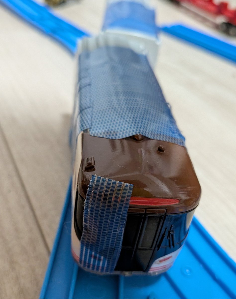 kokurasaya's tweet image. 家に帰ってきたら、息子も夫も寝ている。
出しっぱなしのHC85のプラレールに青いテープが貼られてて、まあセロハンテープやシールもいろんなところに貼るしなあと思っていたのだけど、よく見たら、前面部分にもテープ。
…？！？！
まさか……！！