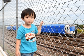 kokurasaya's tweet image. 家に帰ってきたら、息子も夫も寝ている。
出しっぱなしのHC85のプラレールに青いテープが貼られてて、まあセロハンテープやシールもいろんなところに貼るしなあと思っていたのだけど、よく見たら、前面部分にもテープ。
…？！？！
まさか……！！