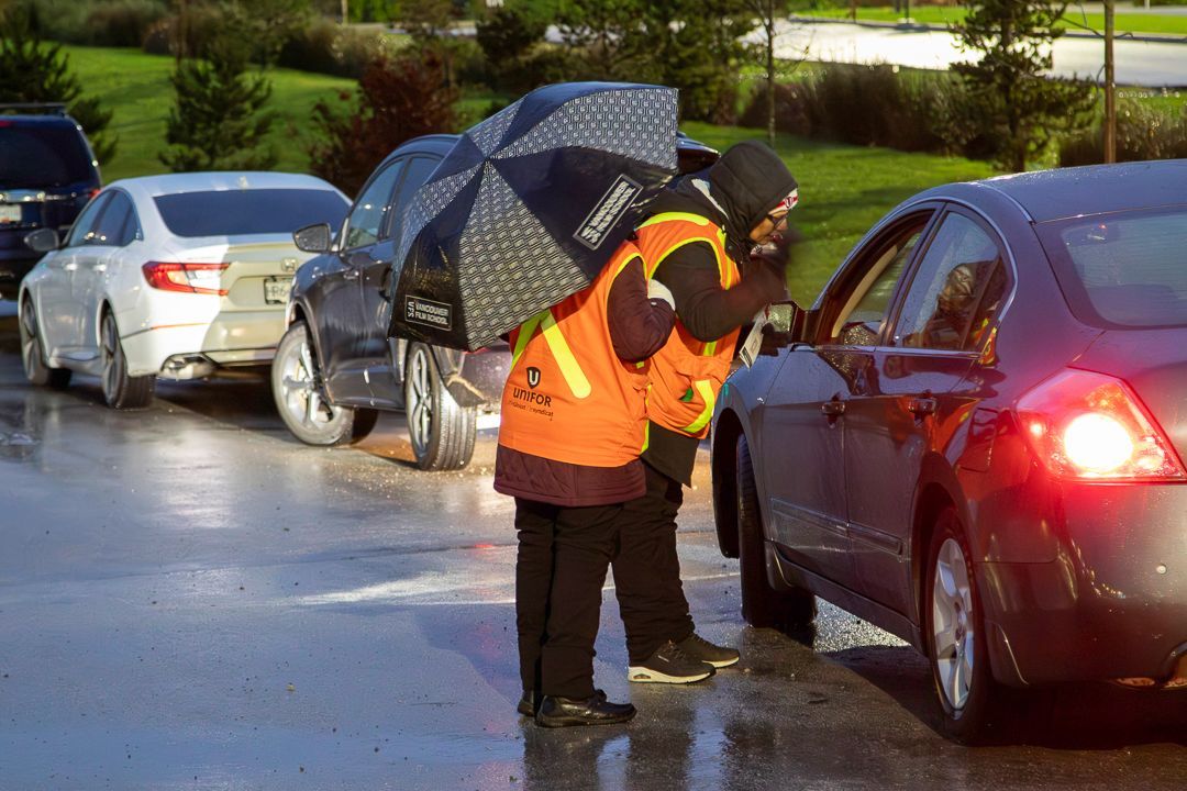 UniforTheUnion's tweet image. Forming a union is one of the best ways to #MakeAmazonPay. This week Unifor member organisers are out signing cards at facilities across B.C.&apos;s Lower Mainland.