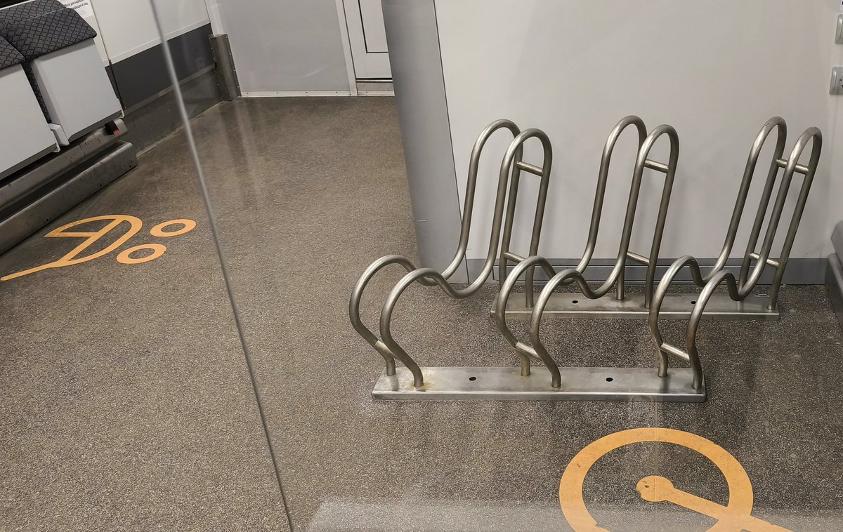 Принимаются комментарии к картинке. Я начну:

В новых электричках появились места для велосипедиков.