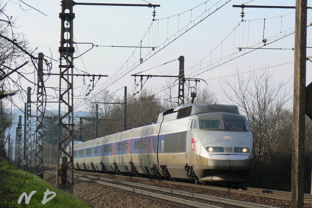 Dans les années 2000 il y avait un TGV qui reliait Lyon à Bordeaux, et même Dijon à Bordeaux direct !......via Lyon et Toulouse...! 🤪 Si si ! 🤣 Mais il n'a pas circulé bien longtemps... 😅
L'aller-retour (en semaine de mémoire) Dijon <> Bordeaux se faisait en TGV Sud-Est
