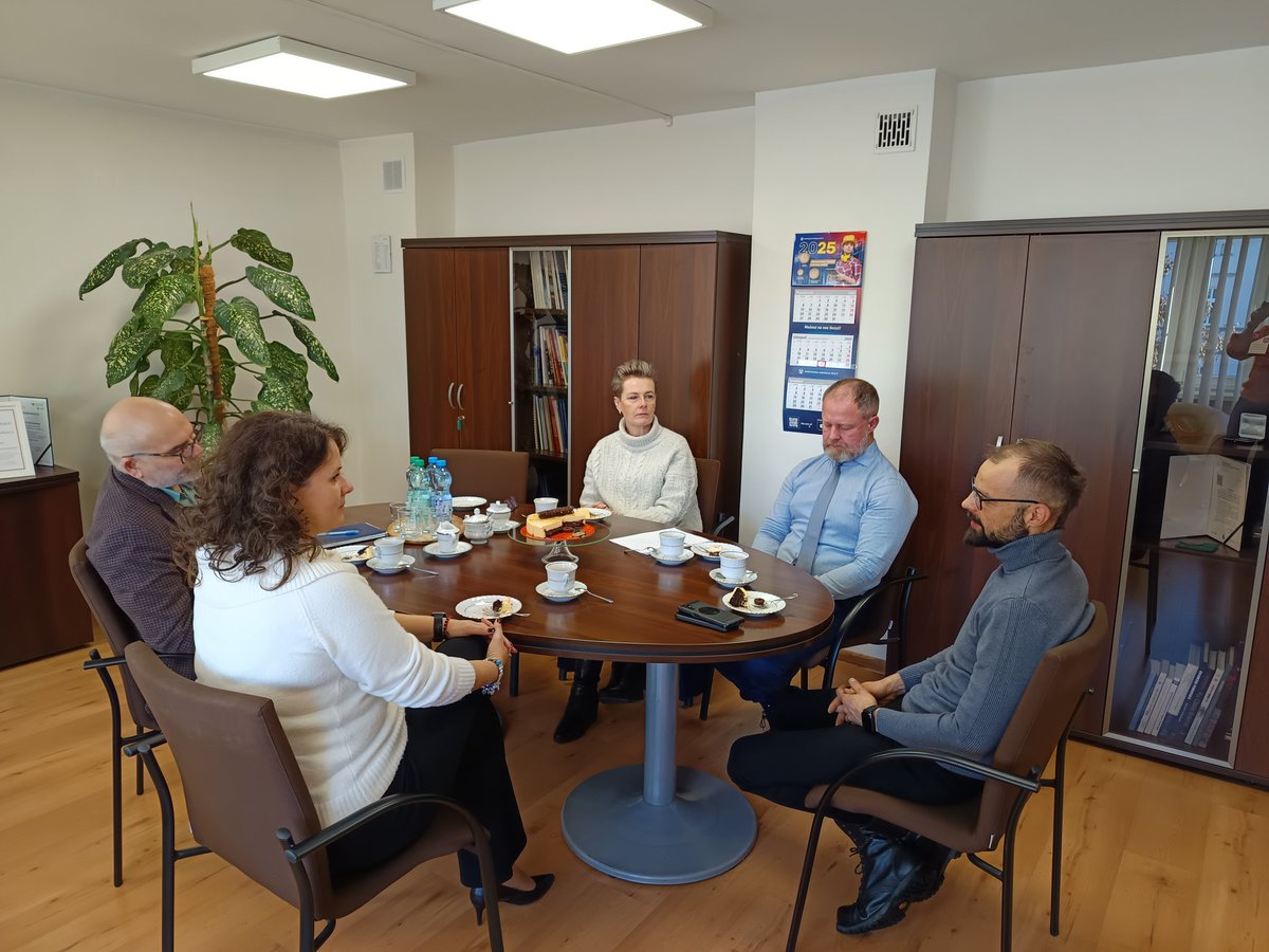 OIP_Bydgoszcz's tweet image. 🌟 Gościliśmy Macieja Dobrolińskiego z Dekpol 🏗️, laureata III miejscem w konkursie  „Buduj Bezpiecznie” 🏆. Poznaliśmy innowacje firmy, m.in. drony 🚁 oraz cenne inspiracje.💡🤝
#PIP #OIPBydgoszcz #BHP #BudujBezpiecznie #Dekpol  #Innowacje