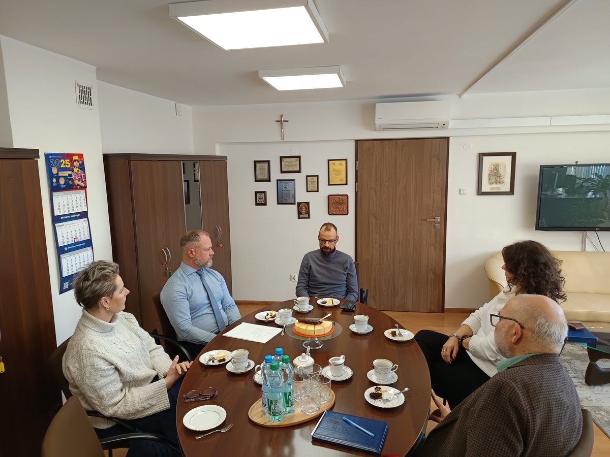 OIP_Bydgoszcz's tweet image. 🌟 Gościliśmy Macieja Dobrolińskiego z Dekpol 🏗️, laureata III miejscem w konkursie  „Buduj Bezpiecznie” 🏆. Poznaliśmy innowacje firmy, m.in. drony 🚁 oraz cenne inspiracje.💡🤝
#PIP #OIPBydgoszcz #BHP #BudujBezpiecznie #Dekpol  #Innowacje