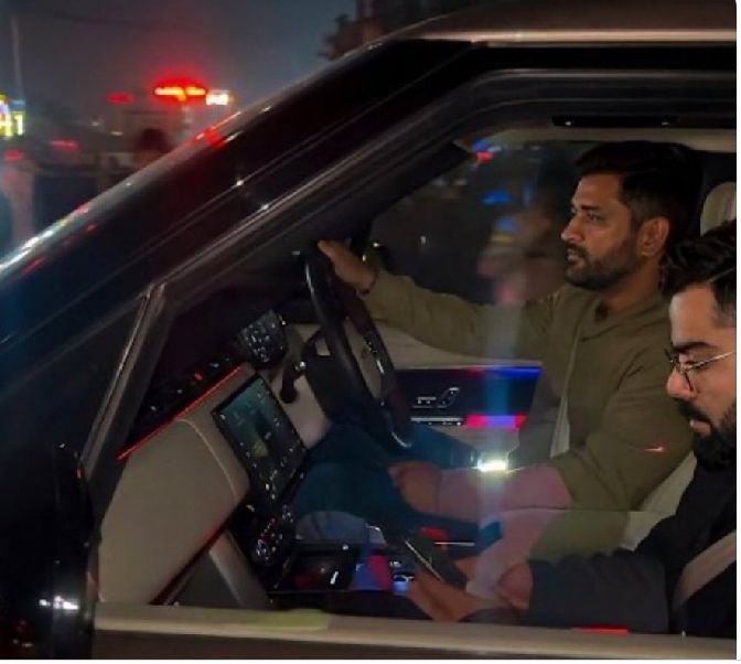 रांची के राजा ने अपना ड्राइवर वाला अवतार दिखाया! यह दोस्ती की मिसाल है।

सिर्फ लीजेंड्स ही ऐसा कर सकते हैं। विराट के लिए ये रात हमेशा यादगार रहेगी