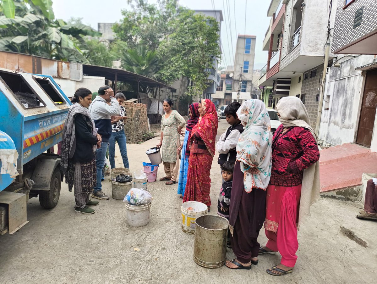 sbmualwar's tweet image. नगर निगम अलवर द्वारा शहर में कचरा संग्रहण को सुचारू रूप से सुनिश्चित करने के साथ ही, टीम द्वारा नागरिकों को कचरे के प्रकारों बारे में जागरूक किया जा रहा है

#SwachhBharat #WasteSegregation 

@MoHUA_India @Secretary_MoHUA @SwachhBharatGov @SwachSurvekshan @SmdsbmU @DMDCAlwar