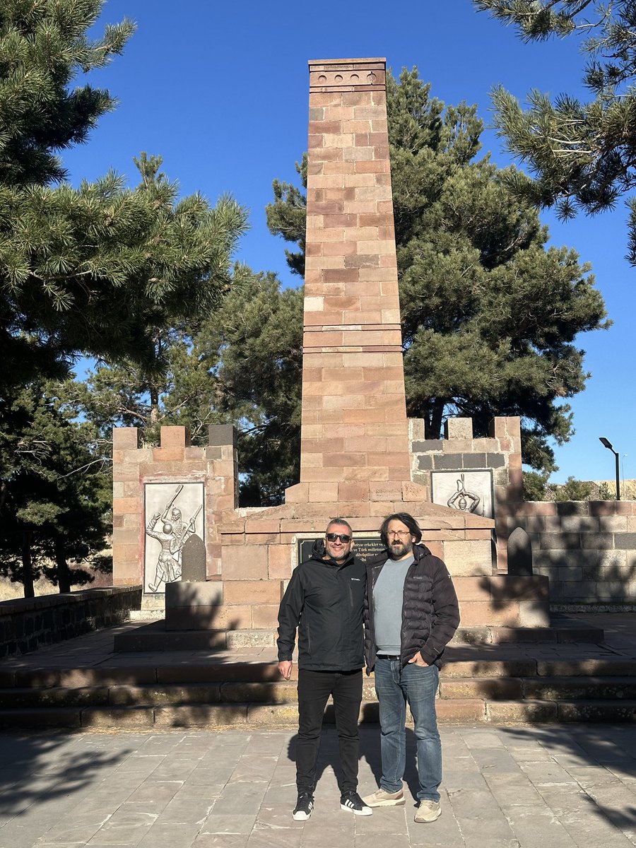 Kıymetli hocalarım Prof. Dr. İlyas Kemaloğlu (<a href="/ilyaskemaloglu/">Prof. Dr. İlyas Kemaloğlu</a>) ve Prof. Dr. Ömer Subaşı ile birlikte, destansı bir direnişin sembolü olan Aziziye Tabyaları’nı ziyaret ettik. Bu topraklarda sergilenen kahramanlık ruhunu yerinde hissetmek büyük bir onurdu.